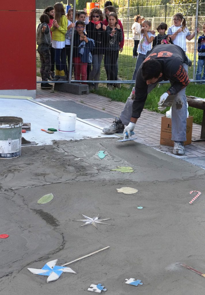 Piero Mazzoli opera d'arte ceramica scuola elementare Storo
